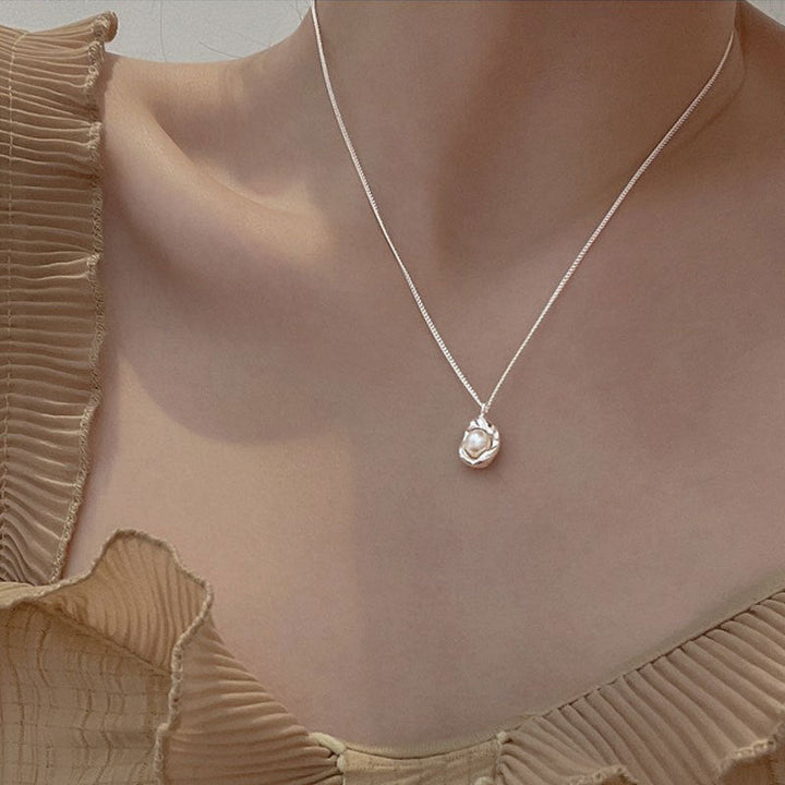 Vintage geometric pearl necklace