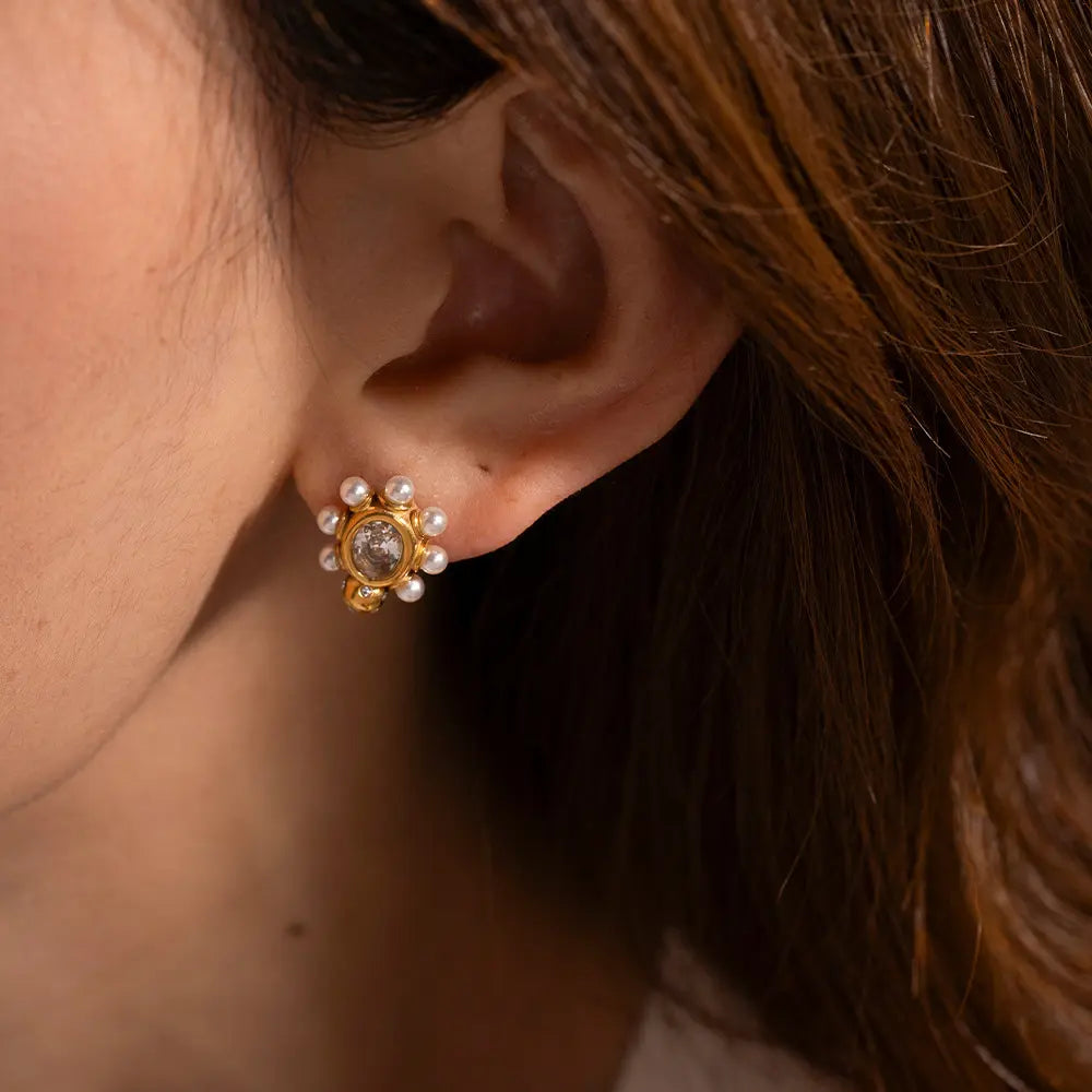 Elegant earrings with natural pearls