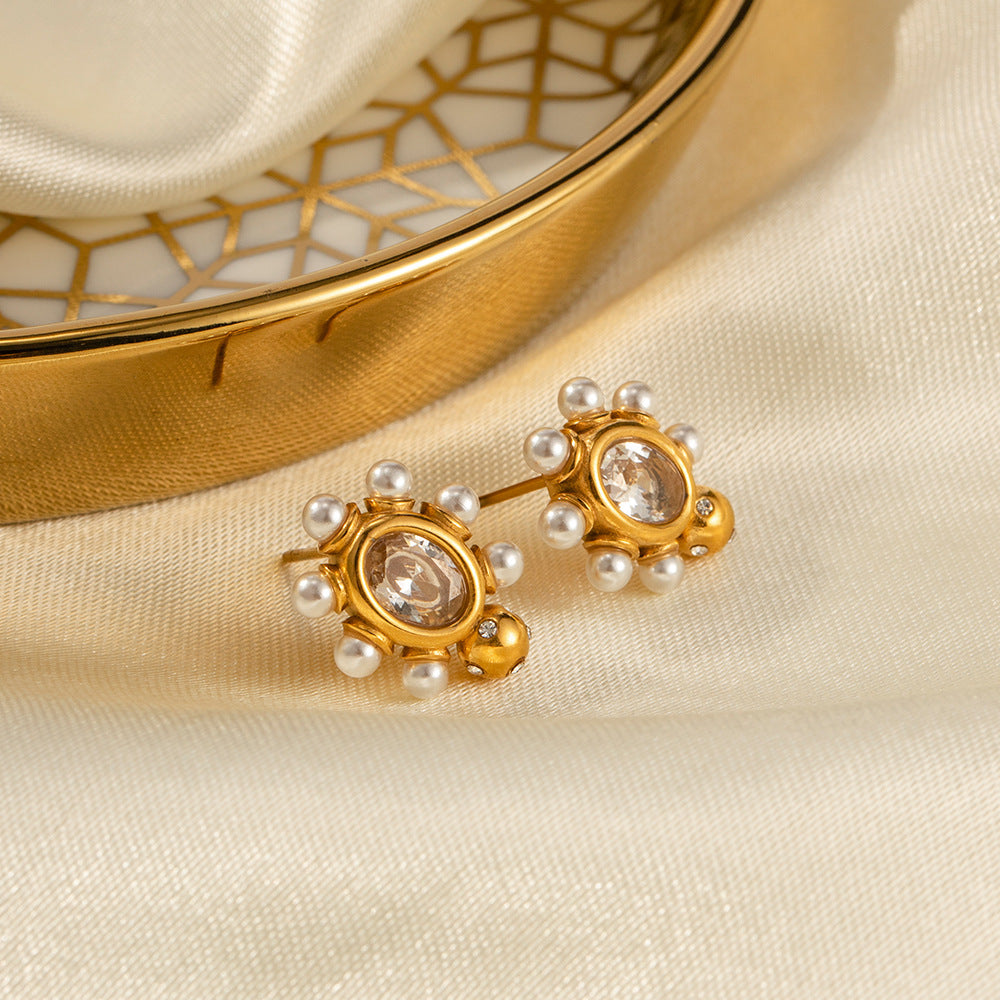 Elegant earrings with natural pearls