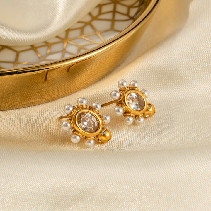 Elegant earrings with natural pearls